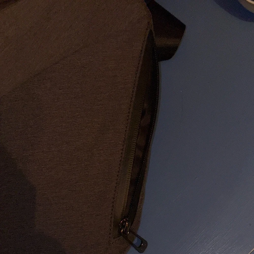 Urban Nature Gray Men's Crossbody Bag with magnetic closure.